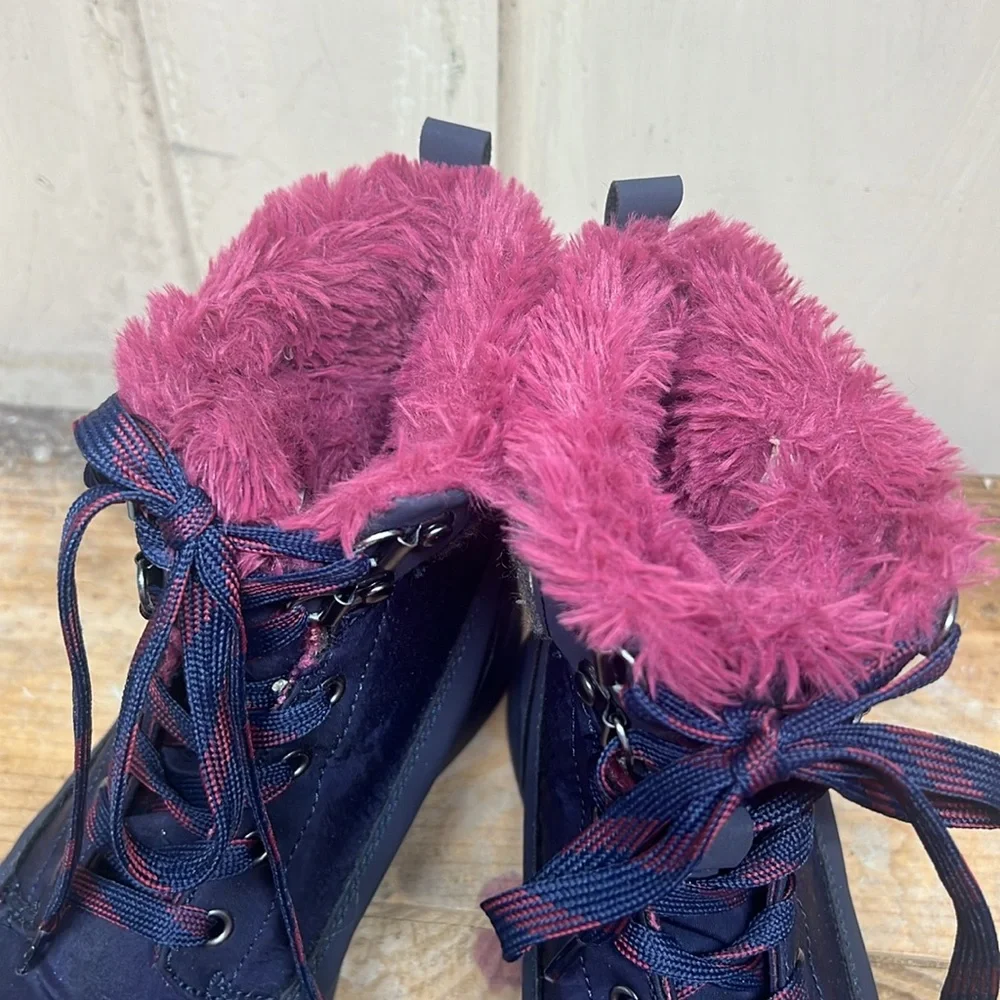 Cat and Jack girls winter/snow boot. In like new condition. Navy, gray & pink